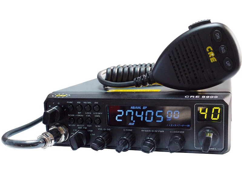 CRE 8900 CB-kanavalla 40. Radion päällä on radion vakiomikrofoni.